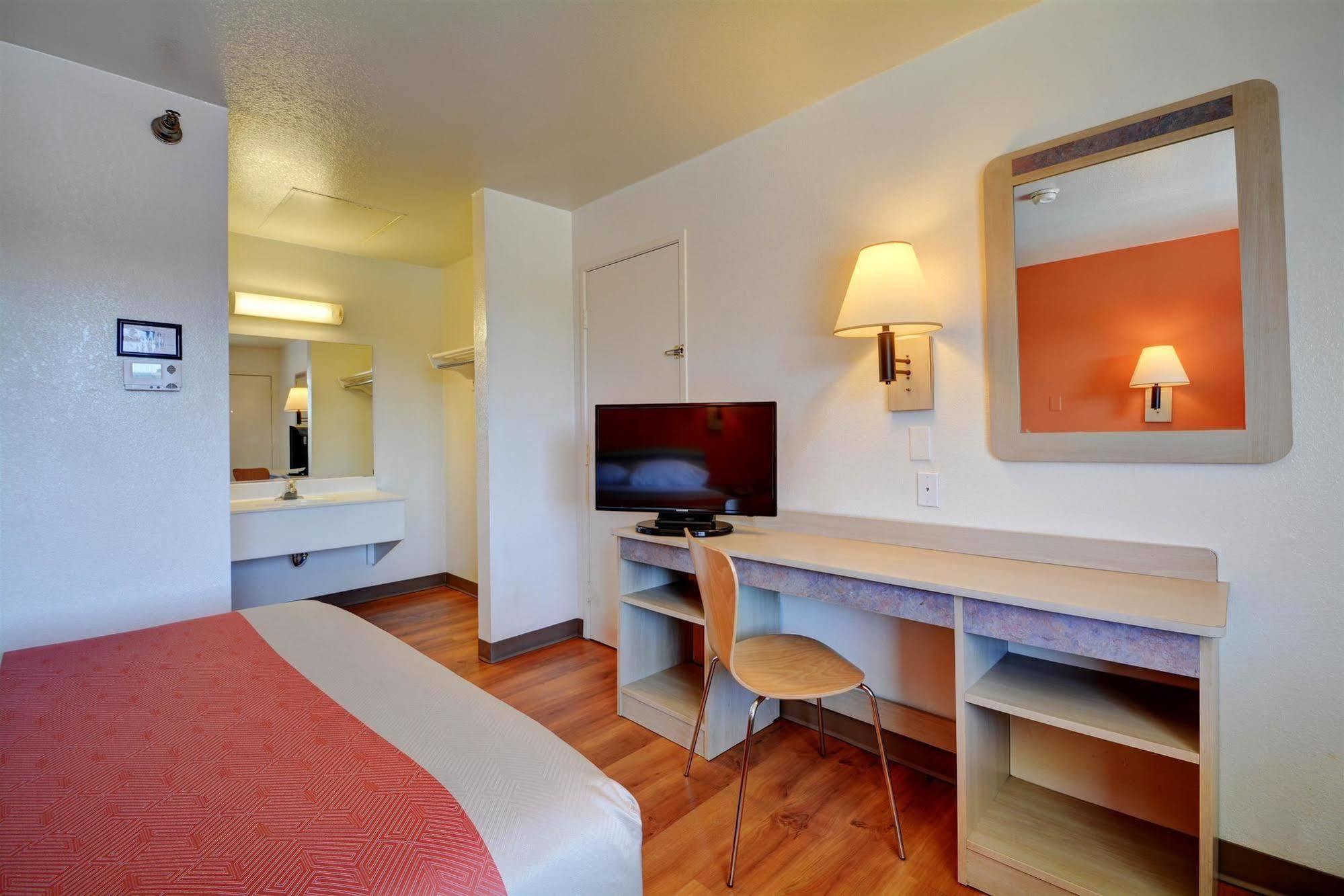 Motel 6-Windsor Locks, Ct - Hartford Bagian luar foto